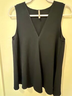 Jolie Navy V-Neck Sleeveless Flowy Tank Top